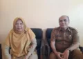 Plt Camat Kaliwungu, Pratikto Joko Wijayanto, didampingi Kepala Seksi Pelayanan Umum Kecamatan Kaliwungu, Umronah. (Anik Kustiani/Lingkarjateng.id)