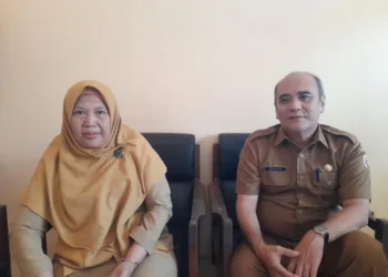 Plt Camat Kaliwungu, Pratikto Joko Wijayanto, didampingi Kepala Seksi Pelayanan Umum Kecamatan Kaliwungu, Umronah. (Anik Kustiani/Lingkarjateng.id)