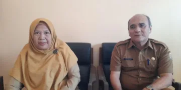 Plt Camat Kaliwungu, Pratikto Joko Wijayanto, didampingi Kepala Seksi Pelayanan Umum Kecamatan Kaliwungu, Umronah. (Anik Kustiani/Lingkarjateng.id)
