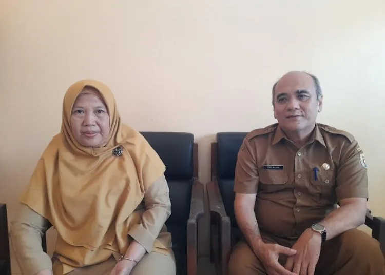 Plt Camat Kaliwungu, Pratikto Joko Wijayanto, didampingi Kepala Seksi Pelayanan Umum Kecamatan Kaliwungu, Umronah. (Anik Kustiani/Lingkarjateng.id)