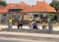 ILUSTRASI: Sejumlah pekerja memproses perbaikan jalan di Kabupaten Batang. (dok for Lingkarjateng.id)