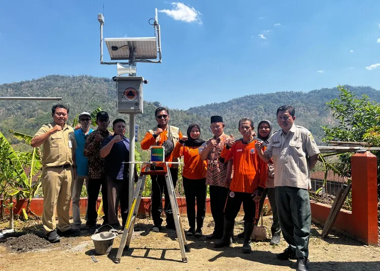 BPBD Jawa Tengah bersama BPBD Kendal memasang EWS gerakan tanah di Desa Cening, Kecamatan Singorojo, Kabupaten Kendal, Selasa, 15 September 2026. (Anik Kustiani/Lingkarjateng.id)