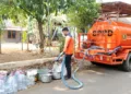 Petugas BPBD Kabupaten Pekalongan melakukan droping air bersih di Desa Sawangan, Kecamatan Doro, Kamis, 17 September 2026. (Fahri Alakbar/Lingkarjateng.id)