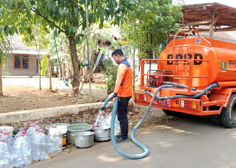 Petugas BPBD Kabupaten Pekalongan melakukan droping air bersih di Desa Sawangan, Kecamatan Doro, Kamis, 17 September 2026. (Fahri Alakbar/Lingkarjateng.id)