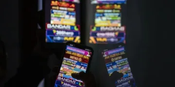 Seseorang melihat iklan judi online di ponsel. (Antara/Lingkarjateng.id)
