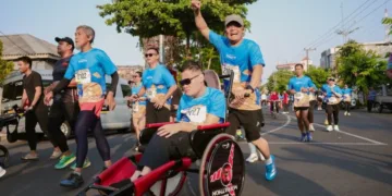 Gubernur Jawa Tengah Ahmad Luthfi bersama Sekda Sumarno ikut meramaikan friendship run bersama sekitar 1.100 pelari lainnya pada Minggu, 20 September 2026 di Semarang. (Humas Pemprov Jateng)