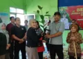 Bupati Kendal, Dyah Kartika Permanasari, menyerahkan bibit tanaman untuk program Bersatu Siaga di Desa Salamsari, Kecamatan Boja pada Jumat, 4 September 2026. (dok for Lingkarjateng.id)
