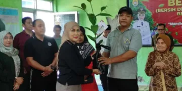 Bupati Kendal, Dyah Kartika Permanasari, menyerahkan bibit tanaman untuk program Bersatu Siaga di Desa Salamsari, Kecamatan Boja pada Jumat, 4 September 2026. (dok for Lingkarjateng.id)