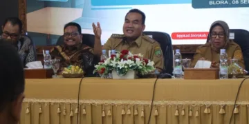 Bupati Blora Arief Rohman dalam kegiatan High Level Meeting Evaluasi Elektronifikasi Transaksi Pemerintah Daerah (ETPD) dan Optimalisasi PAD 2026 di Ruang Pertemuan Sekretariat Daerah Kabupaten Blora, Selasa, 8 September 2026. (Eko Wicaksono/Lingkarjateng.id)