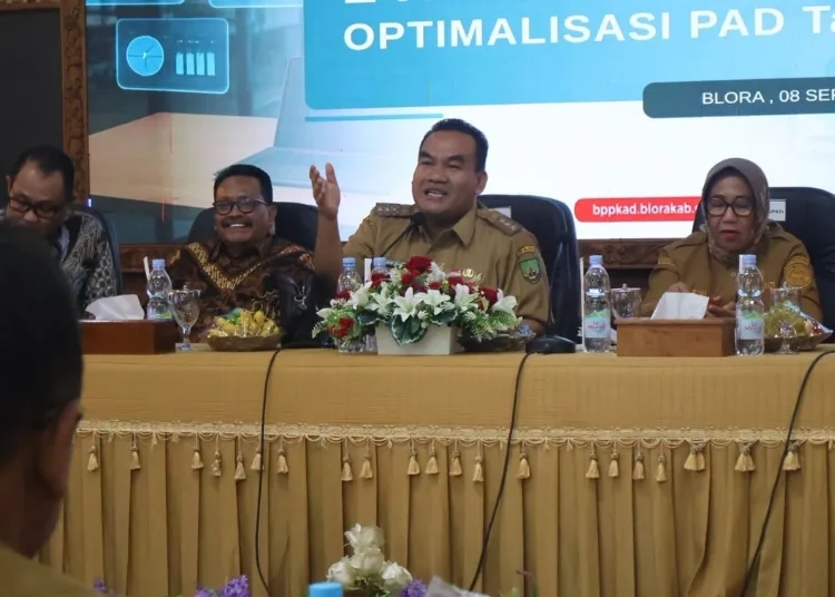 Bupati Blora Arief Rohman dalam kegiatan High Level Meeting Evaluasi Elektronifikasi Transaksi Pemerintah Daerah (ETPD) dan Optimalisasi PAD 2026 di Ruang Pertemuan Sekretariat Daerah Kabupaten Blora, Selasa, 8 September 2026. (Eko Wicaksono/Lingkarjateng.id)