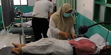Petugas kesehatan memeriksa siswa yang mengalami gejala keracunan usia mengonsumsi menu makan bergizi gratis (MBG) pada Rabu, 9 September 2026. (dok for Lingkarjateng.id)