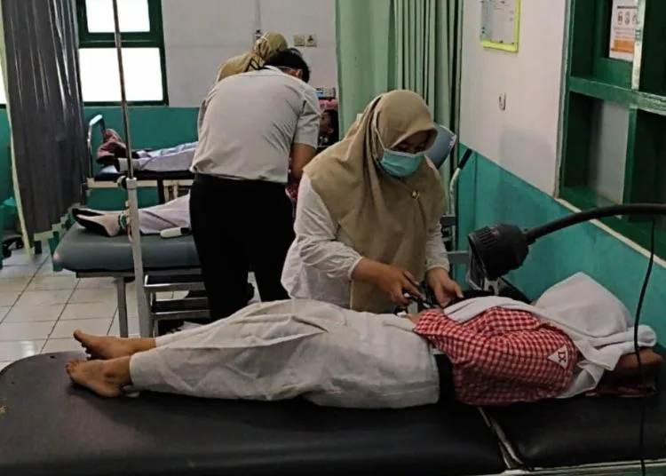 Petugas kesehatan memeriksa siswa yang mengalami gejala keracunan usia mengonsumsi menu makan bergizi gratis (MBG) pada Rabu, 9 September 2026. (dok for Lingkarjateng.id)