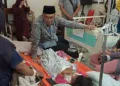 Bupati Batang M. Faiz Kurniawan meninjau korban yang menjalani rawat inap do RSUD Batang pada Kamis, 24 September 2026. (dok for Lingkarjateng.id)