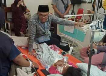 Bupati Batang M. Faiz Kurniawan meninjau korban yang menjalani rawat inap do RSUD Batang pada Kamis, 24 September 2026. (dok for Lingkarjateng.id)