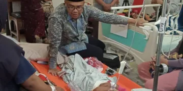 Bupati Batang M. Faiz Kurniawan meninjau korban yang menjalani rawat inap do RSUD Batang pada Kamis, 24 September 2026. (dok for Lingkarjateng.id)