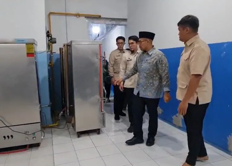 Bupati Batang, M. Faiz Kurniawan, didampingi perwakilan BGN Jawa Tengah, melakukan sidak ke SPPG Bela Batang Sejahtera di Kecamatan Bawang, Kamis, 24 September 2026. (Dok. Lingkarjateng.id)