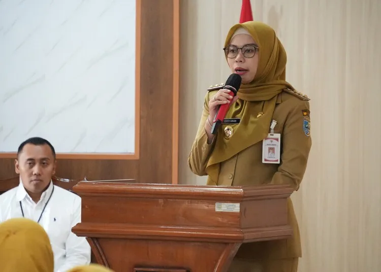 Bupati Demak, Eisti’anah, memberikan arahan dalam Sosialisasi dan Pembekalan Purna Tugas bagi PNS Pemkab Demak yang memasuki masa purna tugas terhitung mulai tanggal (TMT) 1 Desember 2026 di Kantor BKPSDM setempat, Selasa, 1 September 2026. (M. Burhanuddin Aslam/Lingkarjateng.id)