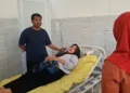 Bupati Rembang, Harno, menjenguk siswa SMAN 1 Lasem yang dirawat di Puskesmas Lasem, Jumat, 4 September 2026. (Vicky Rio/Lingkarjateng.id)