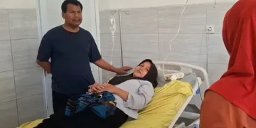 Bupati Rembang, Harno, menjenguk siswa SMAN 1 Lasem yang dirawat di Puskesmas Lasem, Jumat, 4 September 2026. (Vicky Rio/Lingkarjateng.id)