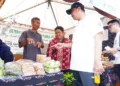 Bupati Jepara, Witiarso Utomo, mengunjungi salah satu stan dalam Gebyar Produk BUMDes 2026 di Alun-alun 1 Jepara, Jumat, 18 September 2026. (Tomi Budianto/Lingkarjateng.id)