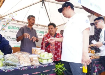 Bupati Jepara, Witiarso Utomo, mengunjungi salah satu stan dalam Gebyar Produk BUMDes 2026 di Alun-alun 1 Jepara, Jumat, 18 September 2026. (Tomi Budianto/Lingkarjateng.id)