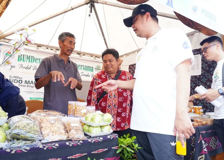 Bupati Jepara, Witiarso Utomo, mengunjungi salah satu stan dalam Gebyar Produk BUMDes 2026 di Alun-alun 1 Jepara, Jumat, 18 September 2026. (Tomi Budianto/Lingkarjateng.id)
