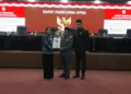 Bupati Kendal, Dyah Kartika Permanasari, menyerahkan Raperda Perubahan APBD 2026 kepada pimpinan DPRD dalam rapat paripurna di gedung dewan setempat, Kamis, 17 September 2026. (Anik Kustiani/Lingkarjateng.id)