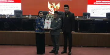 Bupati Kendal, Dyah Kartika Permanasari, menyerahkan Raperda Perubahan APBD 2026 kepada pimpinan DPRD dalam rapat paripurna di gedung dewan setempat, Kamis, 17 September 2026. (Anik Kustiani/Lingkarjateng.id)