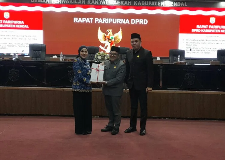 Bupati Kendal, Dyah Kartika Permanasari, menyerahkan Raperda Perubahan APBD 2026 kepada pimpinan DPRD dalam rapat paripurna di gedung dewan setempat, Kamis, 17 September 2026. (Anik Kustiani/Lingkarjateng.id)