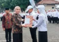 Bupati Kendal, Dyah Kartika Permanasari, menyerahkan SK pengangkatan PPPPK tahun 2025 lalu. (Humas Pemkab Kendal/Lingkarjateng.id)