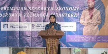 Bupati Kendal, Dyah Kartika Permanasari, memberi sambutan dalam kegiatan "Pelatihan Keterampilan Ekonomi bagi Kelompok Perempuan untuk Meningkatkan Kemandirian dan Kesejahteraan Keluarga" di Balai Desa Bulugede, Kecamatan Patebon, Kamis, 17 September 2026. (Anik Kustiani/Lingkarjateng.id)