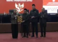 Bupati Kendal, Dyah Kartika Permanasari, bersama pimpinan DPRD Kendal menunjukkan dokumen kesepakatan Raperda Perubahan APBD 2026 dalam rapat paripurna, Selasa, 22 September 2026. (Anik Kustiani/Lingkarjateng.id)