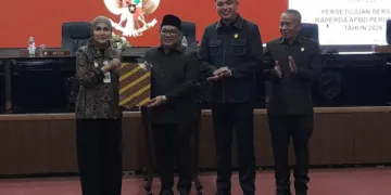 Bupati Kendal, Dyah Kartika Permanasari, bersama pimpinan DPRD Kendal menunjukkan dokumen kesepakatan Raperda Perubahan APBD 2026 dalam rapat paripurna, Selasa, 22 September 2026. (Anik Kustiani/Lingkarjateng.id)