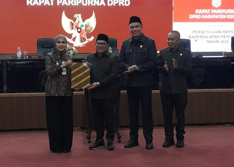 Bupati Kendal, Dyah Kartika Permanasari, bersama pimpinan DPRD Kendal menunjukkan dokumen kesepakatan Raperda Perubahan APBD 2026 dalam rapat paripurna, Selasa, 22 September 2026. (Anik Kustiani/Lingkarjateng.id)