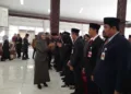 Bupati Kendal, Dyah Kartika Permanasari, menyalami pejabat JPTP yang dilantik di Pendopo Tumenggung Bahurekso Kendal, Kamis, 3 September 2026. (Anik Kustiani/Lingkarjateng.id)
