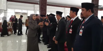 Bupati Kendal, Dyah Kartika Permanasari, menyalami pejabat JPTP yang dilantik di Pendopo Tumenggung Bahurekso Kendal, Kamis, 3 September 2026. (Anik Kustiani/Lingkarjateng.id)