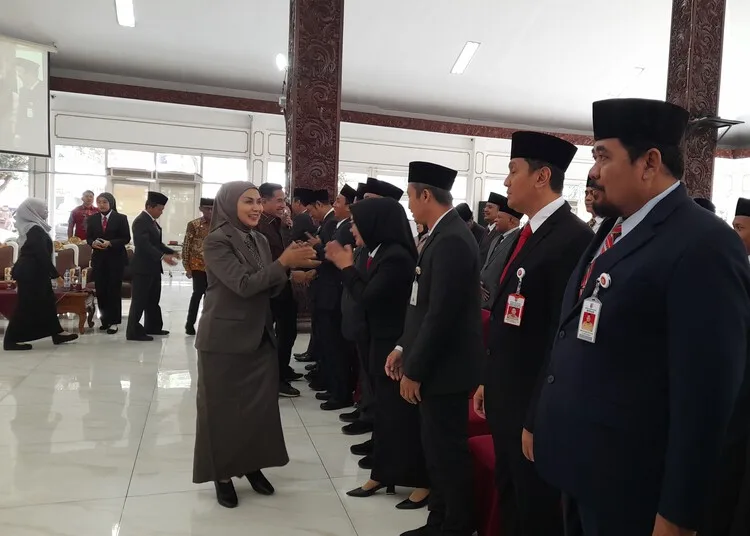 Bupati Kendal, Dyah Kartika Permanasari, menyalami pejabat JPTP yang dilantik di Pendopo Tumenggung Bahurekso Kendal, Kamis, 3 September 2026. (Anik Kustiani/Lingkarjateng.id)