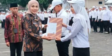 Bupati Kendal, Dyah Kartika Permanasari, menyerahkan SK pengangkatan PPPPK tahun 2025 lalu. (Humas Pemkab Kendal/Lingkarjateng.id)