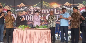 Bupati Kendal, Dyah Kartika Permanasari, saat menghadiri tradisi Nyadran Gunung di area Wisata Kalikesek, Desa Sriwulan, Kecamatan Limbangan, Minggu, 20 September 2026. (Anik Kustiani/Lingkarjateng.id)