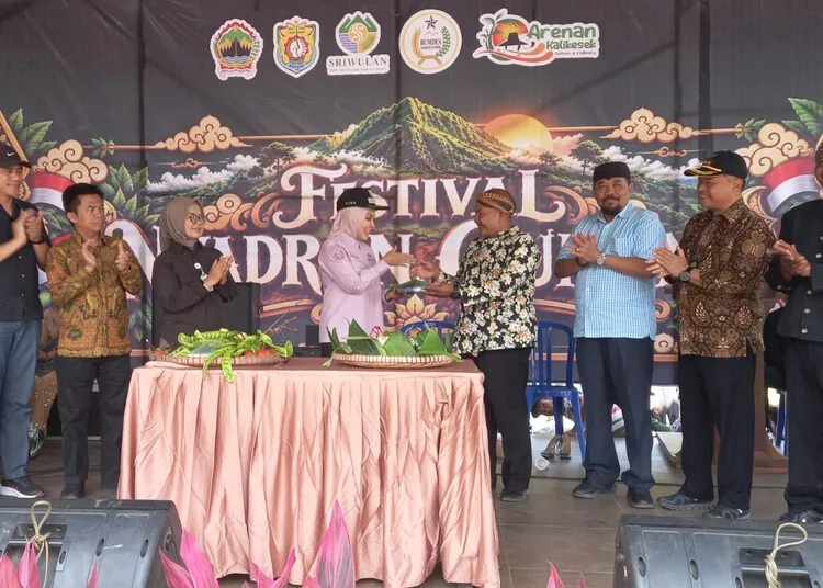 Bupati Kendal, Dyah Kartika Permanasari, saat menghadiri tradisi Nyadran Gunung di area Wisata Kalikesek, Desa Sriwulan, Kecamatan Limbangan, Minggu, 20 September 2026. (Anik Kustiani/Lingkarjateng.id)