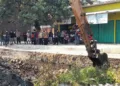 Bupati Kendal, Dyah Kartika Permanasari, meninjau proyek normalisasi Sungai Aji di Kecamatan Kaliwungu, Kamis, 3 September 2026. (Anik Kustiani/Lingkarjateng.id)