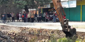 Bupati Kendal, Dyah Kartika Permanasari, meninjau proyek normalisasi Sungai Aji di Kecamatan Kaliwungu, Kamis, 3 September 2026. (Anik Kustiani/Lingkarjateng.id)