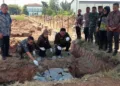 Bupati Kendal, Dyah Kartika Permanasari, meletakkan batu pertama pembangunan gedung Universitas Muhammadiyah Kendal-Batang (Umkaba) 2 di Desa Ngasinan, Kecamatan Weleri, Selasa, 22 September 2026. (Anik Kustiani/Lingkarjateng.id)