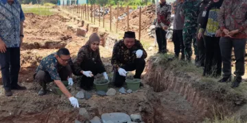 Bupati Kendal, Dyah Kartika Permanasari, meletakkan batu pertama pembangunan gedung Universitas Muhammadiyah Kendal-Batang (Umkaba) 2 di Desa Ngasinan, Kecamatan Weleri, Selasa, 22 September 2026. (Anik Kustiani/Lingkarjateng.id)