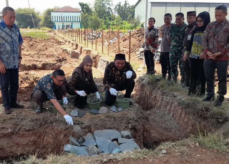 Bupati Kendal, Dyah Kartika Permanasari, meletakkan batu pertama pembangunan gedung Universitas Muhammadiyah Kendal-Batang (Umkaba) 2 di Desa Ngasinan, Kecamatan Weleri, Selasa, 22 September 2026. (Anik Kustiani/Lingkarjateng.id)