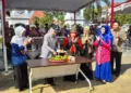 Bupati Kendal, Dyah Kartika Permanasari, melakukan pemotongan tumpeng saat menghadiri peringatan HUT ke-21 Himpaudi di Alun-alun Kendal, Kamis, 24 September 2026. (Anik Kustiani/Lingkarjateng.id)