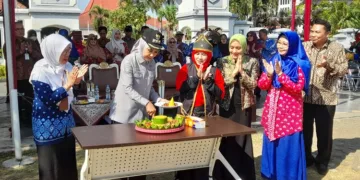 Bupati Kendal, Dyah Kartika Permanasari, melakukan pemotongan tumpeng saat menghadiri peringatan HUT ke-21 Himpaudi di Alun-alun Kendal, Kamis, 24 September 2026. (Anik Kustiani/Lingkarjateng.id)