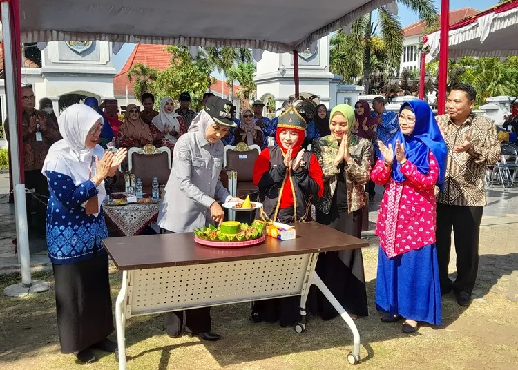 Bupati Kendal, Dyah Kartika Permanasari, melakukan pemotongan tumpeng saat menghadiri peringatan HUT ke-21 Himpaudi di Alun-alun Kendal, Kamis, 24 September 2026. (Anik Kustiani/Lingkarjateng.id)