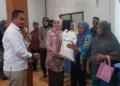 Bupati Kendal, Dyah Kartika Permanasari, menyerahkan bantuan beras CPP kepada warga Desa Tratemulyo, Kecamatan Weleri, Senin, 28 September 2026. (Anik Kustiani/Lingkarjateng.id)