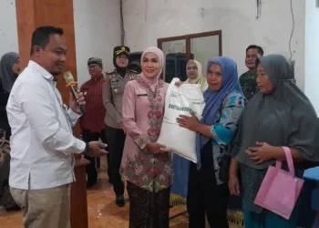 Bupati Kendal, Dyah Kartika Permanasari, menyerahkan bantuan beras CPP kepada warga Desa Tratemulyo, Kecamatan Weleri, Senin, 28 September 2026. (Anik Kustiani/Lingkarjateng.id)